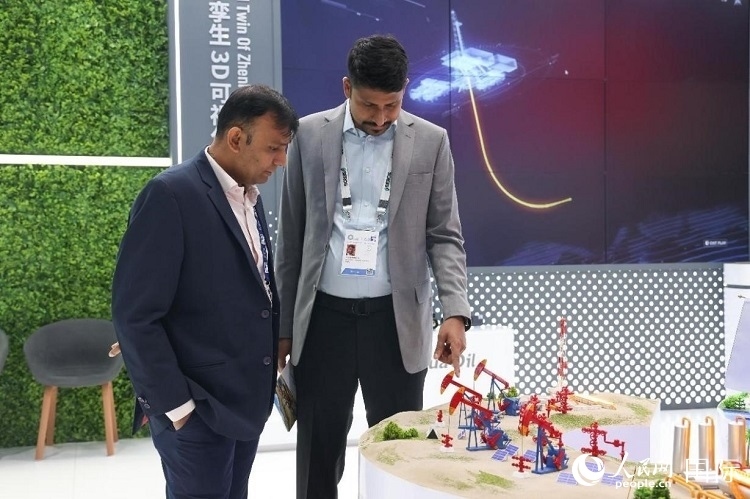 觀眾在了解中企產(chǎn)品。人民網(wǎng)記者任皓宇攝 