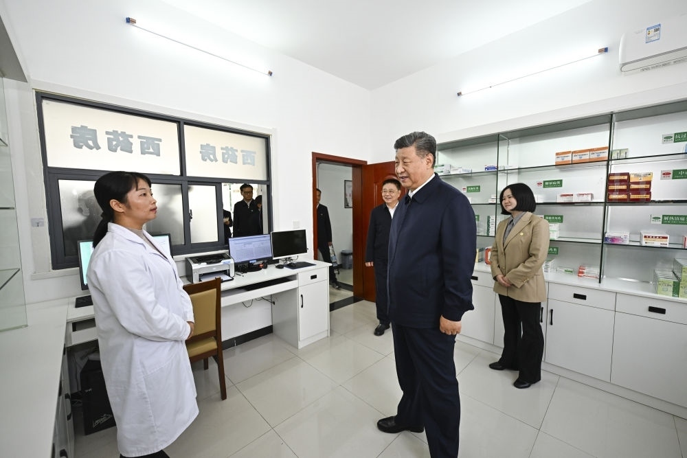2024年11月5日，習(xí)近平在湖北省咸寧市嘉魚(yú)縣潘家灣鎮(zhèn)四邑村衛(wèi)生室考察。習(xí)近平指出：“要進(jìn)一步加強(qiáng)黨建引領(lǐng)，抓住‘一老一小’這個(gè)重點(diǎn)，更加精準(zhǔn)有效地為群眾排憂解難?！? width=