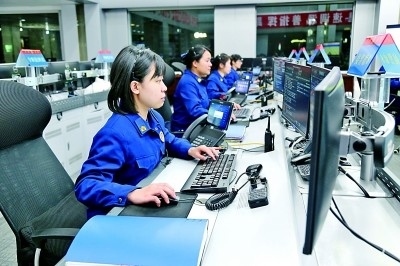  廣東省廣州市消防救援支隊指揮中心的接警調(diào)度員24小時待命。圖片由國家消防救援局提供