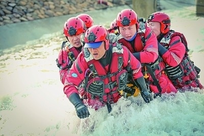  山東省日照市消防救援支隊(duì)消防員正在進(jìn)行多人淺灘涉水橫渡訓(xùn)練。圖片由國家消防救援局提供