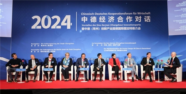 與會(huì)嘉賓在現(xiàn)場(chǎng)交流。主辦方供圖