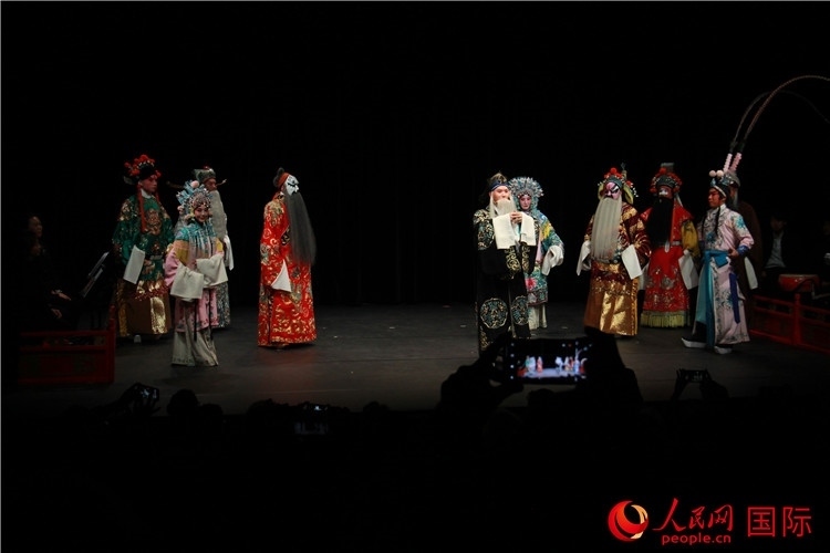 演員向觀眾謝幕。人民網(wǎng)記者 尚凱元攝