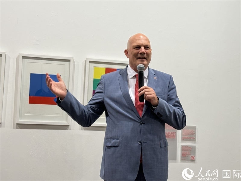 11月8日，瑞士駐華大使白瑞誼在“瑞士經(jīng)典設(shè)計展”開幕式上發(fā)表致辭。（人民網(wǎng) 謝瑩攝）