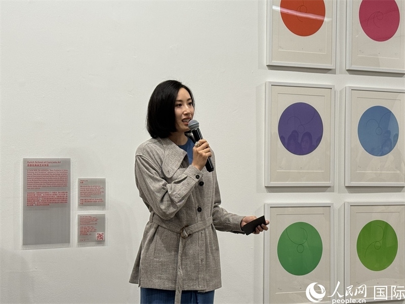 11月8日，今日美術(shù)館館長張然在“瑞士經(jīng)典設(shè)計展”開幕式上發(fā)表致辭。（人民網(wǎng) 謝瑩攝）