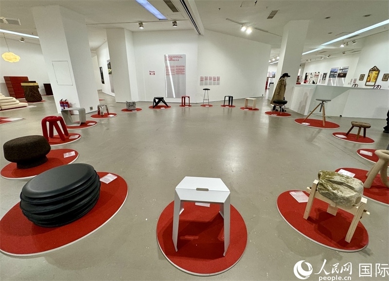 11月8日，瑞士經(jīng)典設(shè)計展現(xiàn)場。（人民網(wǎng) 謝瑩攝）