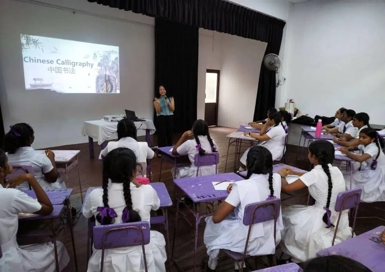 斯里蘭卡學(xué)生在系列活動(dòng)中學(xué)習(xí)中國(guó)書法。圖片由主辦方提供