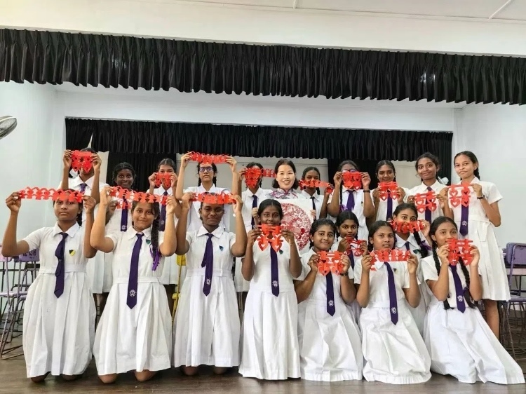 斯里蘭卡學(xué)生展示剪紙作品。圖片由主辦方提供