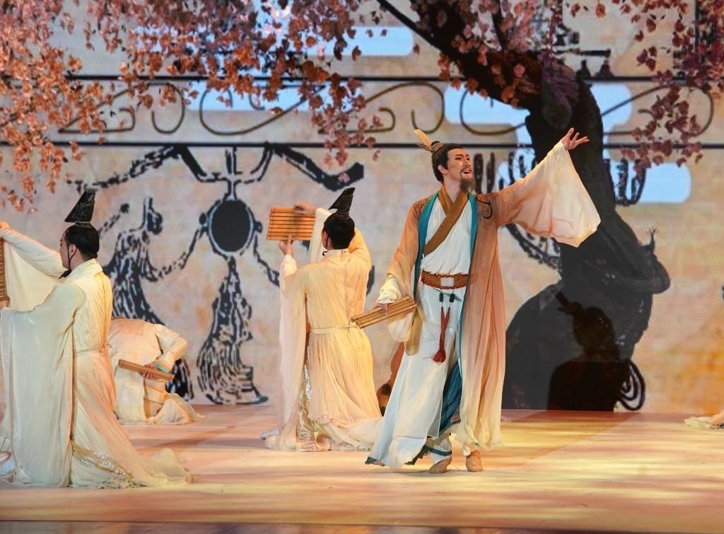 11月6日，演職人員在表演民族舞劇《孔子》片段。新華社記者 張晨霖 攝