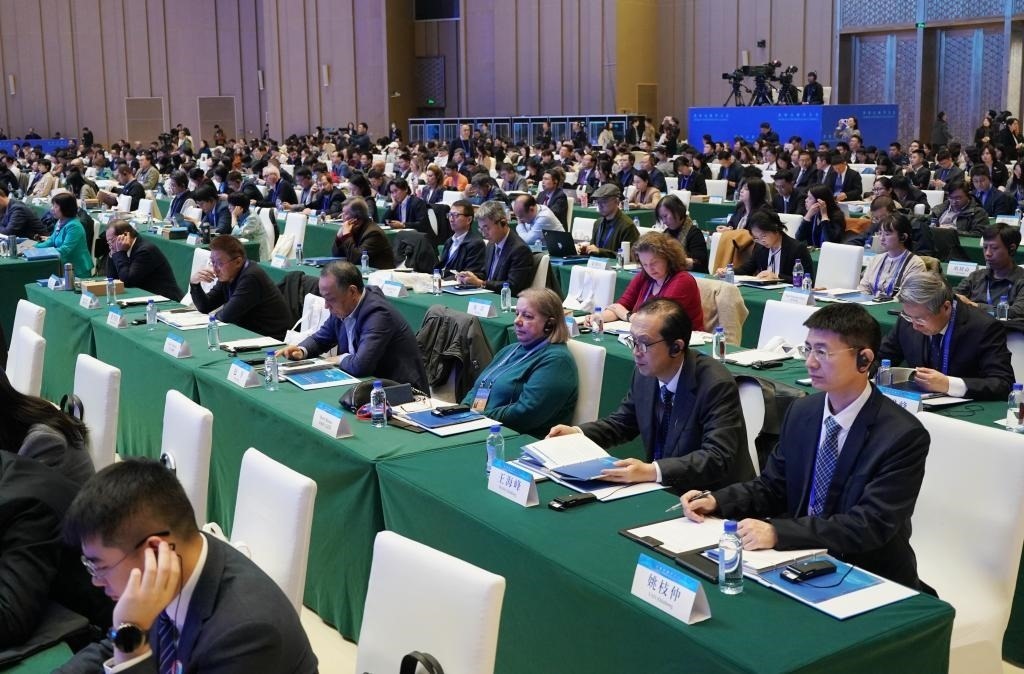 11月7日，中外嘉賓在首屆世界古典學大會開幕式現(xiàn)場聽會。新華社記者 張晨霖 攝