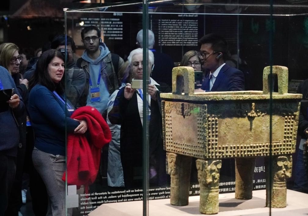 11月6日，中外嘉賓來到中國考古博物館參觀“考古與中華文明溯源展”。該展是本屆世界古典學大會推出的配套活動之一。新華社記者 張晨霖 攝