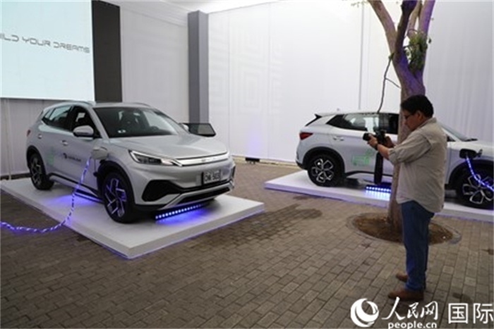 圖為秘魯媒體記者正在拍攝現(xiàn)場(chǎng)展出的比亞迪電動(dòng)汽車。 人民網(wǎng)記者姜波攝