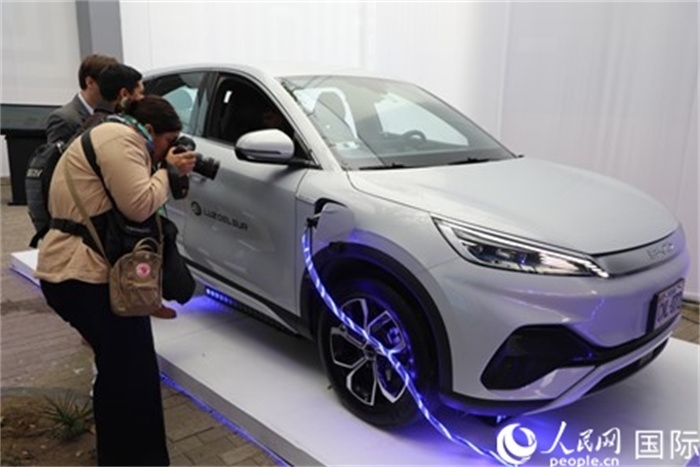 圖為秘魯媒體記者正在拍攝現(xiàn)場(chǎng)展出的比亞迪電動(dòng)汽車。 人民網(wǎng)記者姜波攝