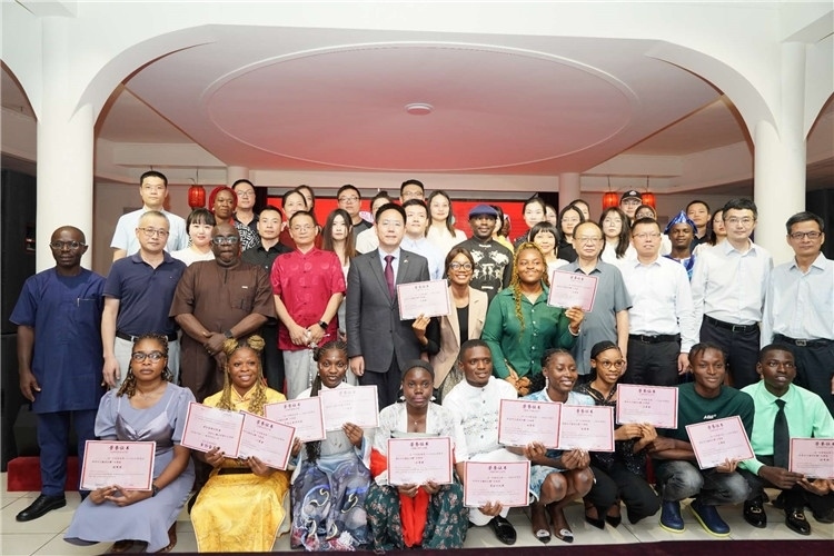 參賽選手與嘉賓合影留念。尼日利亞中國文化中心供圖