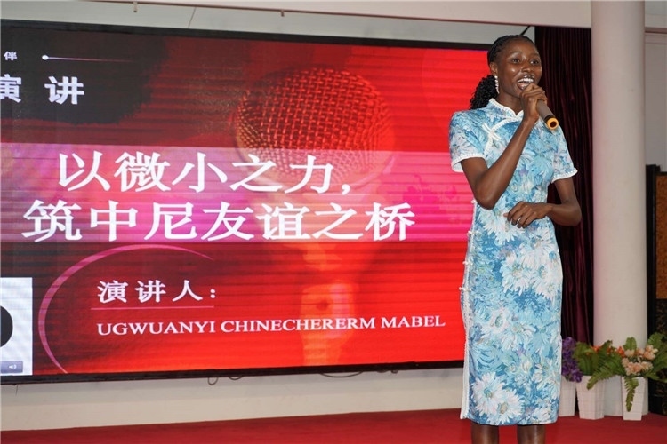 選手張佳寧演講中。尼日利亞中國文化中心供圖