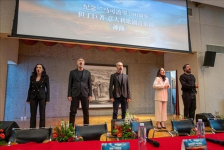 發(fā)布會(huì)現(xiàn)場(chǎng)，主創(chuàng)表演音樂(lè)劇片段。主辦方供圖