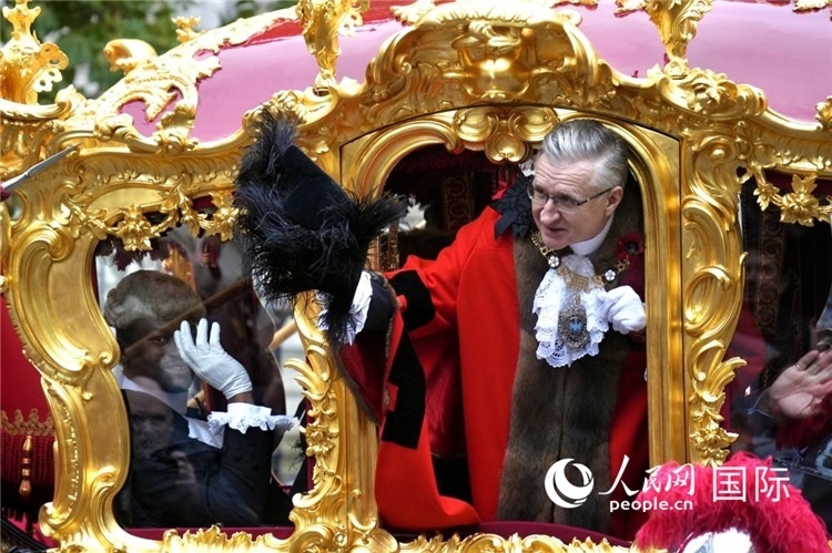 新任金融城市長阿拉斯泰爾·金向人群致意。吳若鳴攝