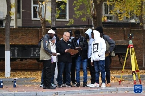 在天津鐵道職業(yè)技術(shù)學(xué)院，老師指導(dǎo)幾內(nèi)亞學(xué)員使用測距儀器（11月11日攝）。新華社記者 李然 攝