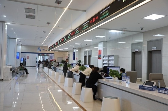 觀山湖區(qū)政務大廳窗口辦事忙。