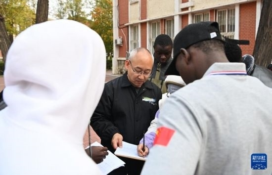在天津鐵道職業(yè)技術(shù)學(xué)院，老師指導(dǎo)幾內(nèi)亞學(xué)員使用測距儀器（11月11日攝）。新華社記者 李然 攝