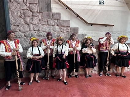 身著傳統(tǒng)服飾的秘魯藝人。本報記者 張朋輝 攝