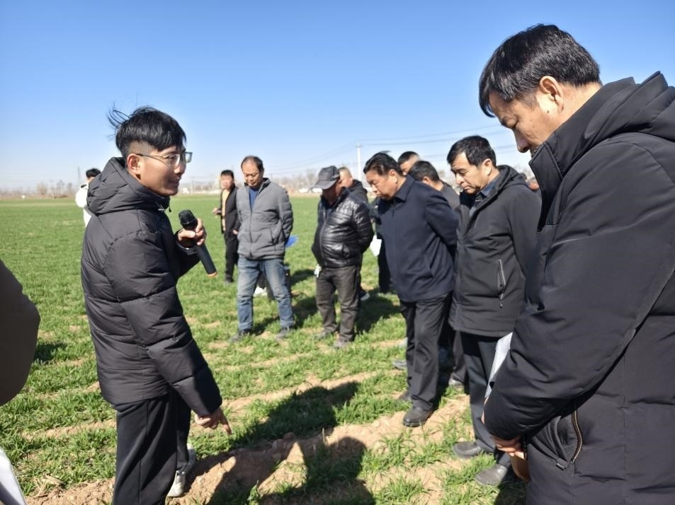 科技小院的“學(xué)生專(zhuān)家”（左一）。受訪者供圖