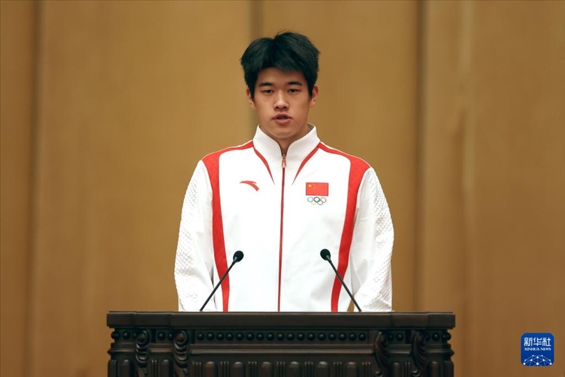 11月15日，游泳運動員潘展樂在報告會上發(fā)言。新華社記者 李明 攝