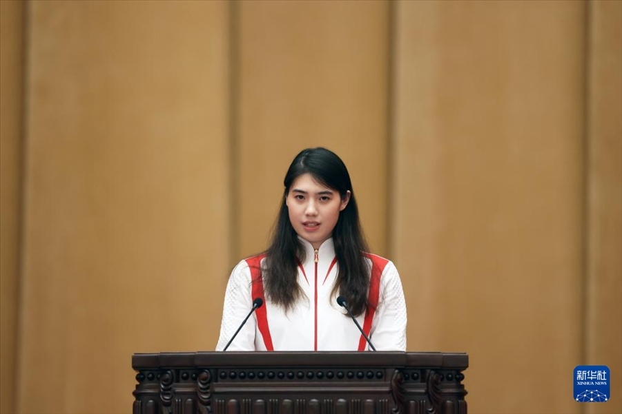 11月15日，游泳運動員張雨霏在報告會上發(fā)言。新華社記者 李明 攝