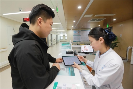 患者在護(hù)士站為家屬辦理床旁出院手續(xù)。圖片來源：山東第一醫(yī)科大學(xué)第二附屬醫(yī)院