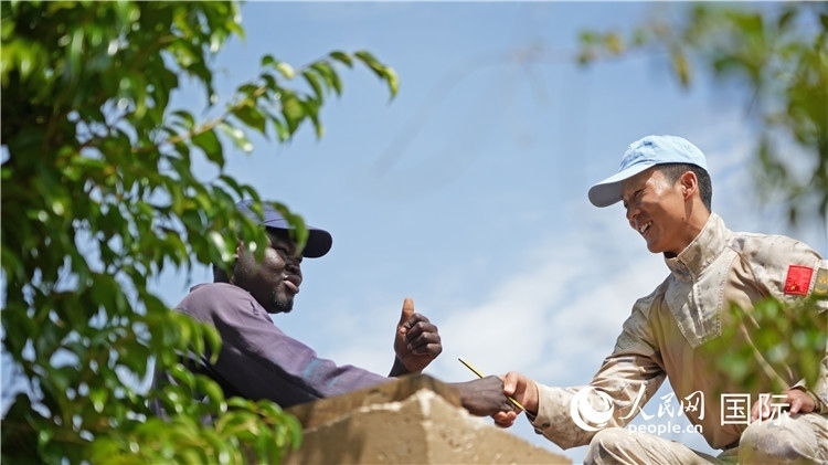 圖9.聯(lián)合國工作人員稱贊維和工兵(王軍杰攝)