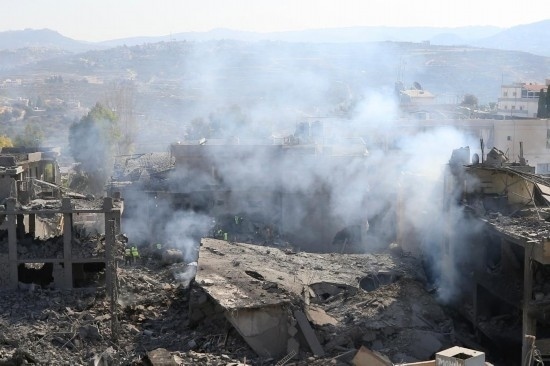 這是10月16日在黎巴嫩南部城鎮(zhèn)加納拍攝的遭摧毀的建筑。新華社發(fā)（阿里·哈希紹攝）