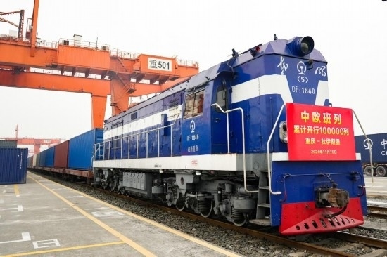 11月15日，X8083次中歐班列（重慶—杜伊斯堡）等待發(fā)車。新華社記者 張子彧 攝