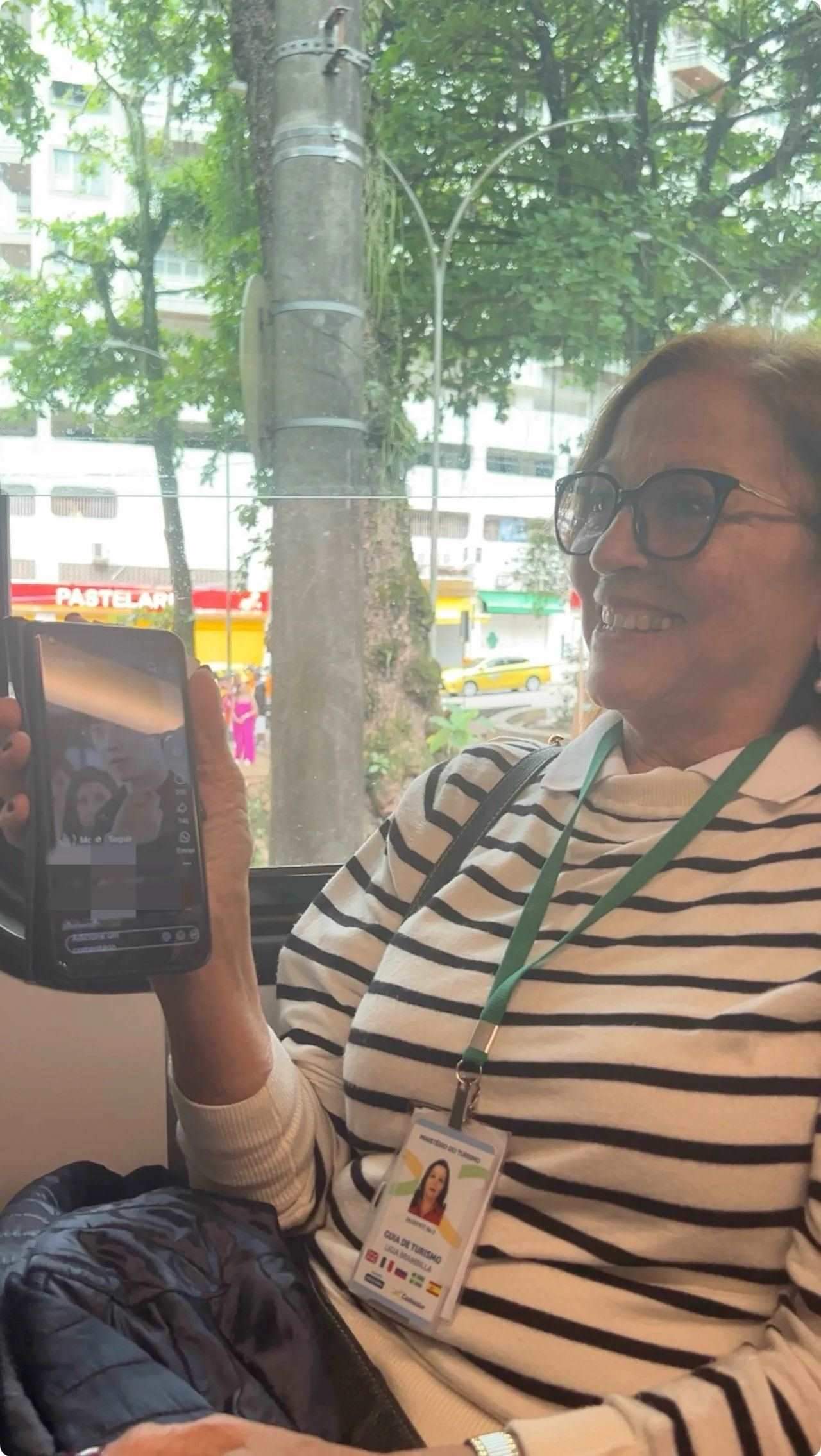 當(dāng)?shù)厝讼驆u叔展示中國(guó)網(wǎng)劇。作者供圖