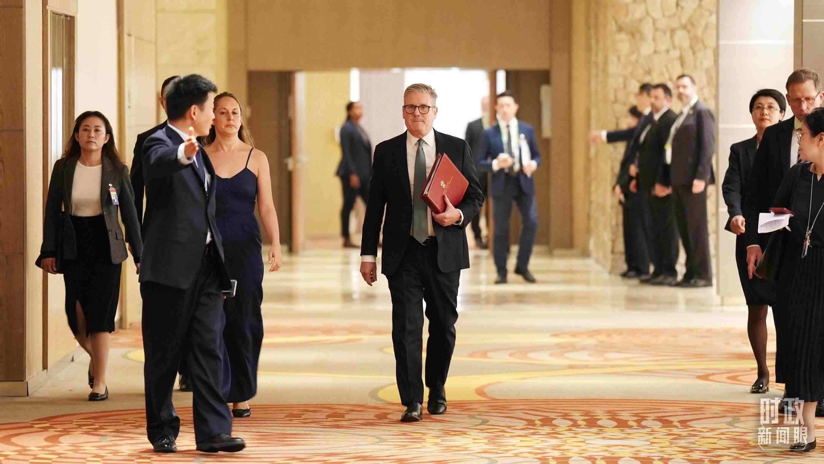 △英國(guó)首相斯塔默抵達(dá)會(huì)見現(xiàn)場(chǎng)。（總臺(tái)記者李晉拍攝）