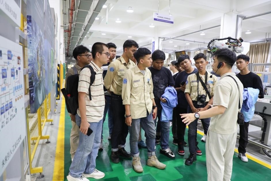 來華留學(xué)生在工程實踐中心上課。教育部職業(yè)教育與成人教育司供圖