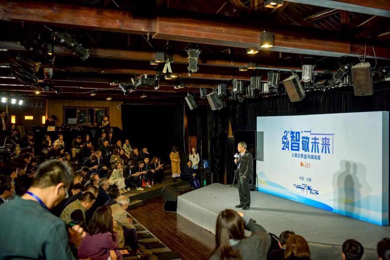 在開場環(huán)節(jié)，清華大學(xué)人工智能研究院常務(wù)副院長、教授孫茂松發(fā)言分享。人民網(wǎng)記者 任峰濤攝