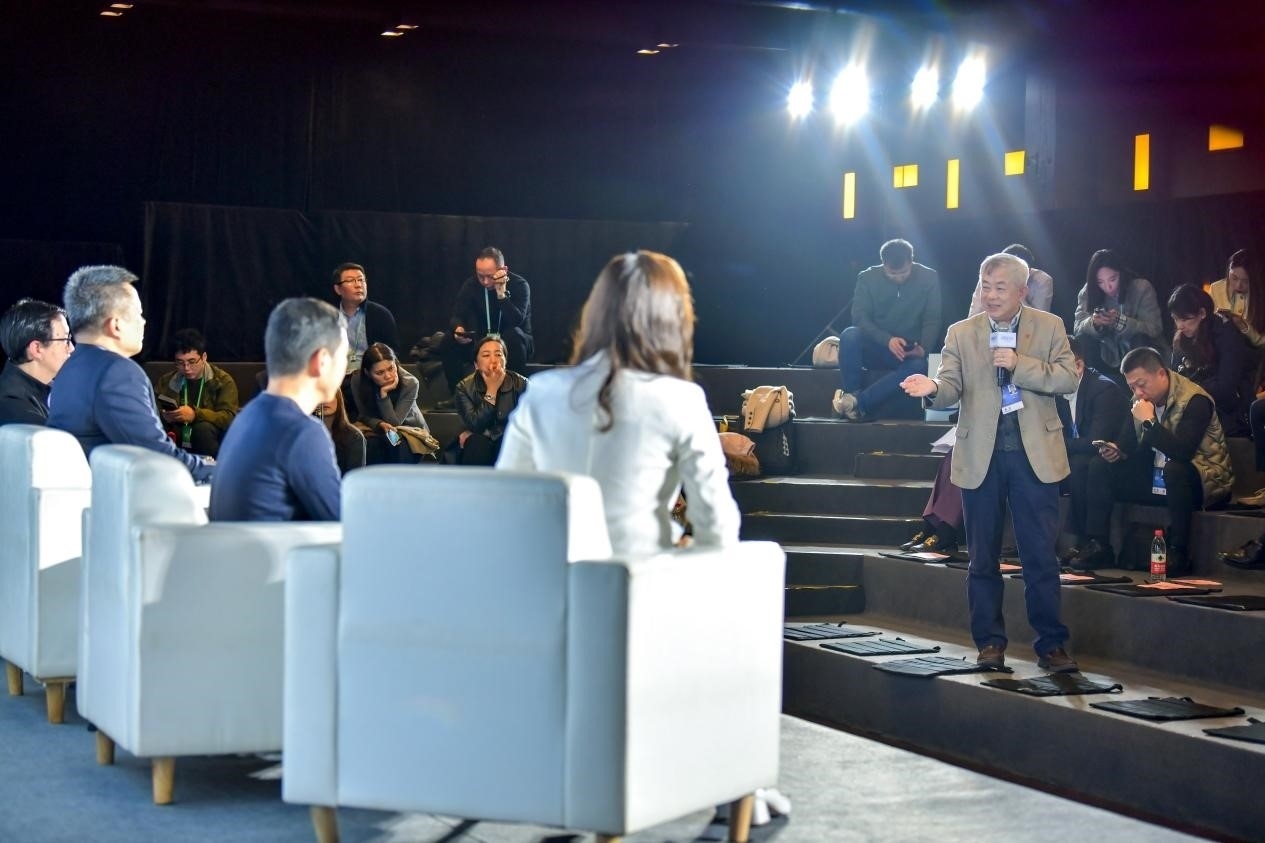 陳長汶教授與對話嘉賓現(xiàn)場互動。人民網(wǎng)記者 任峰濤攝