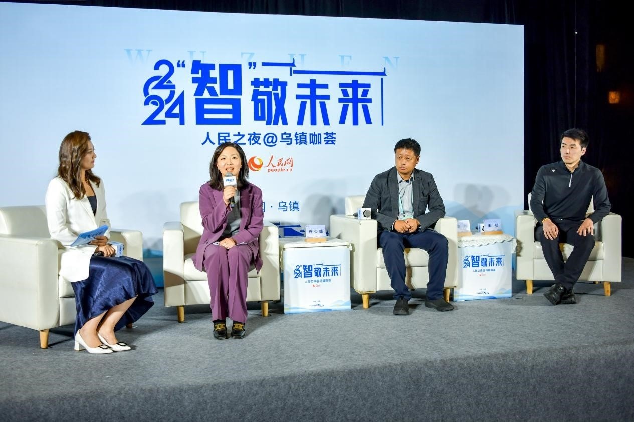 在對話環(huán)節(jié)，趣丸科技總編輯、副總裁任少峰，星云智慧機(jī)器人CEO李明，可之教育大模型創(chuàng)始人王冠討論“人工智能如何惠及大眾”。人民網(wǎng)記者 任峰濤攝