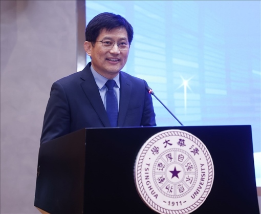 清華大學(xué)國家治理研究院執(zhí)行院長(zhǎng)、清華大學(xué)計(jì)算社會(huì)科學(xué)與國家治理實(shí)驗(yàn)室執(zhí)行主任孟慶國教授演講。供圖單位：清華大學(xué)國家治理研究院