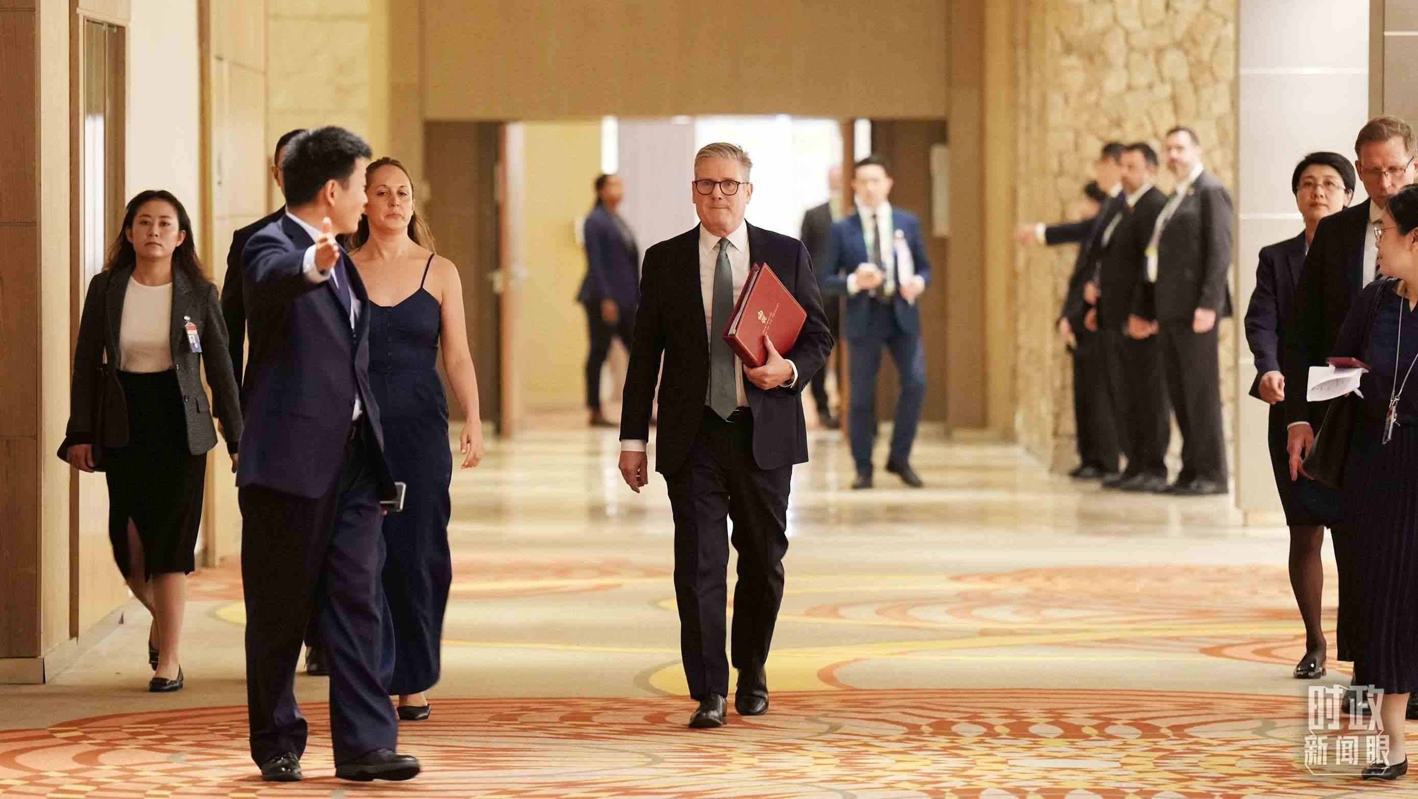 英國首相斯塔默抵達會見現(xiàn)場，這是他首次同習主席面對面交流。