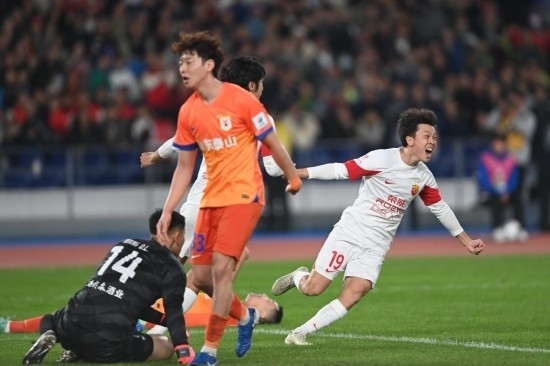 11月23日，上海海港隊球員王振澳（右）慶祝進球。新華社記者 黃宗治 攝