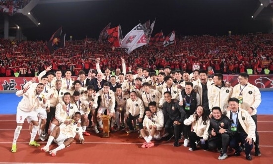 11月23日，上海海港隊成員在頒獎儀式后與球迷合影。新華社記者 黃宗治 攝