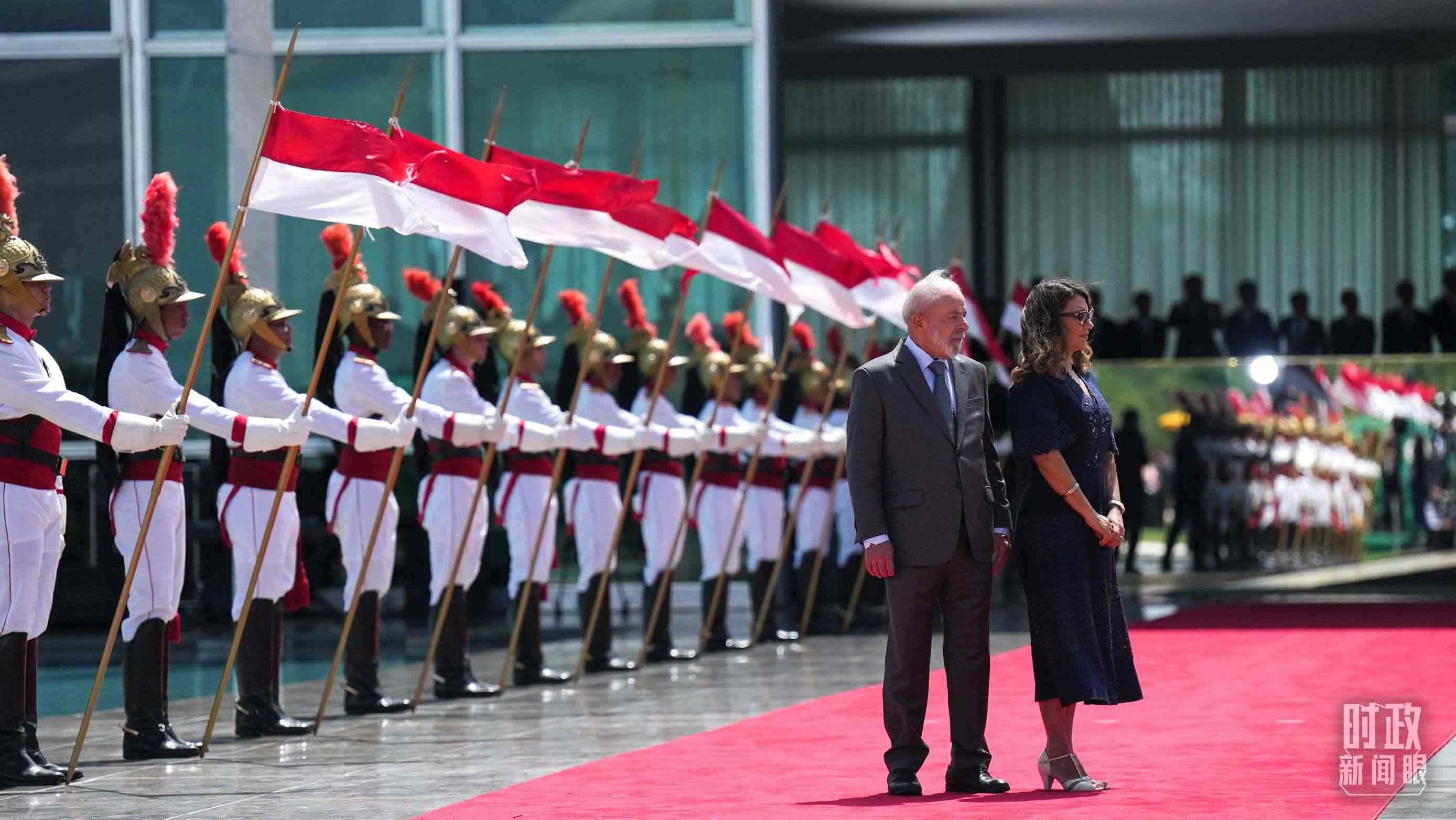 巴西總統(tǒng)盧拉和夫人羅桑等候習主席到來。