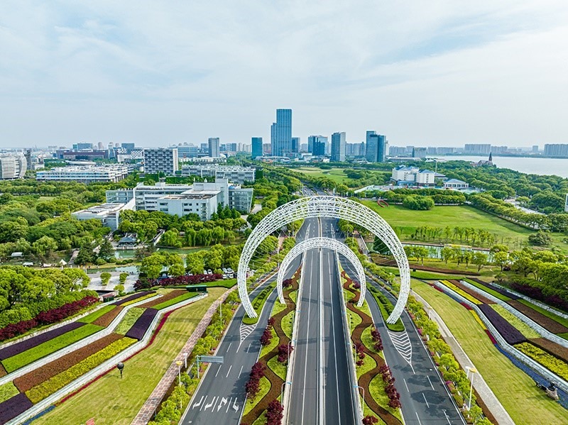 圖為蘇州工業(yè)園區(qū)星湖街鋼結構雕塑。