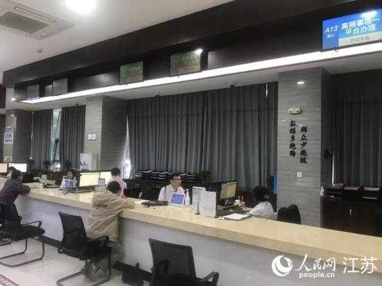 像這樣的“高頻事項一平臺”辦理專窗，正在江蘇各地基層便民服務中心鋪開。人民網(wǎng) 俞楊攝
