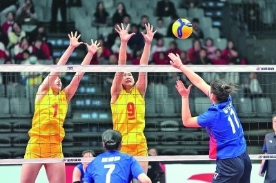 11月27日，山東隊(duì)球員李晨瑄（中）、李美君（左）在比賽中攔網(wǎng)。新華社發(fā)