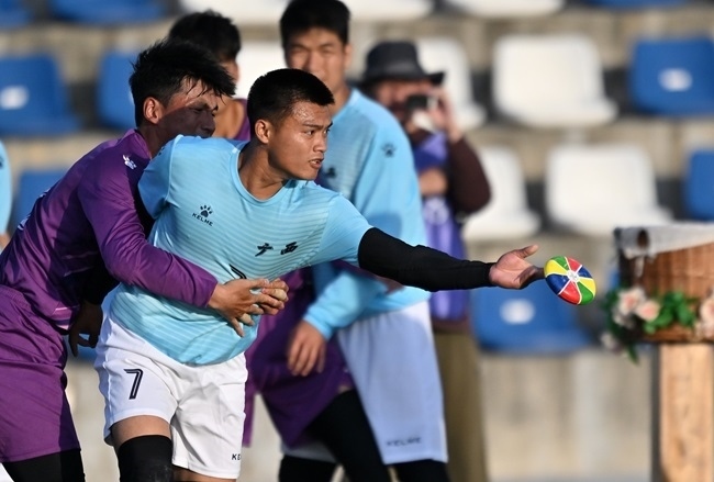 11月28日，花炮半決賽，廣西隊(duì)與海南隊(duì)展開激烈角逐。新華社記者 郭程攝