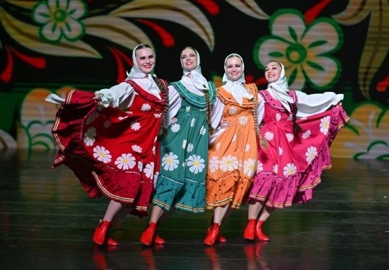 6月22日，2024-2025“中俄文化年”海南島歡樂(lè)節(jié)俄羅斯藝術(shù)團(tuán)體巡演在?？谑信e行。新華社記者郭程攝