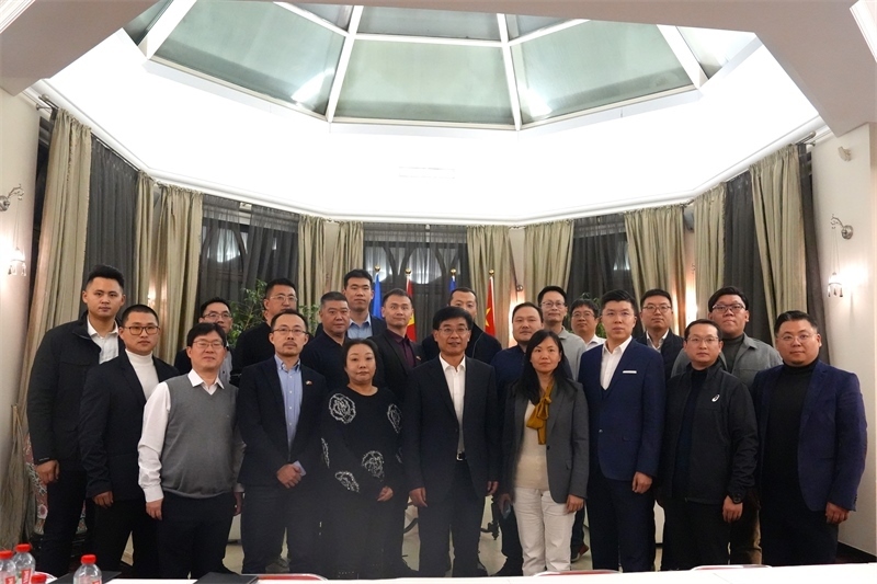 集體合照。中國駐烏克蘭大使館供圖