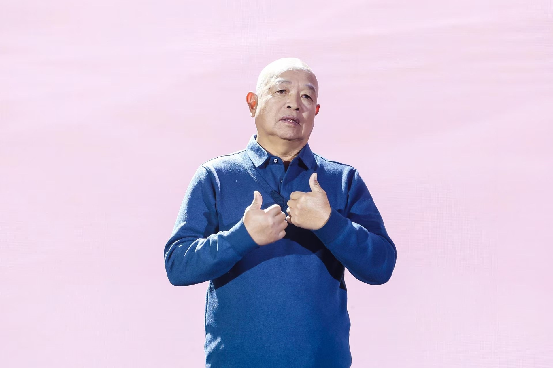 “山東好人”、煙臺(tái)市無聲洗車場(chǎng)經(jīng)理柳興濤。人民視頻供圖。