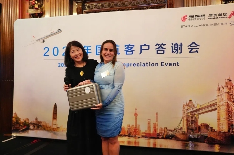 獲獎嘉賓上臺領取精美獎品。吳若鳴攝